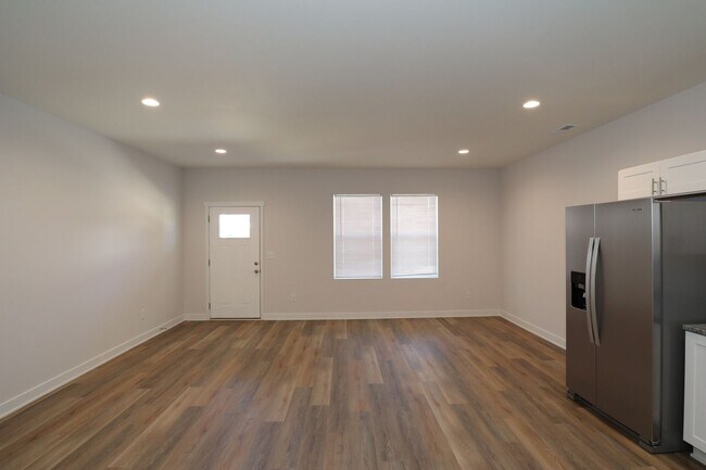 Foto del edificio - 3 Bedroom Downstairs Unit Near Eastside Duplex!