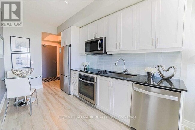 Building Photo - 9618 Yonge St