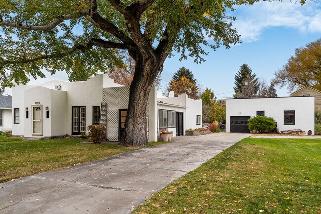 Building Photo - Charming 4 bedroom home Accross from city ...