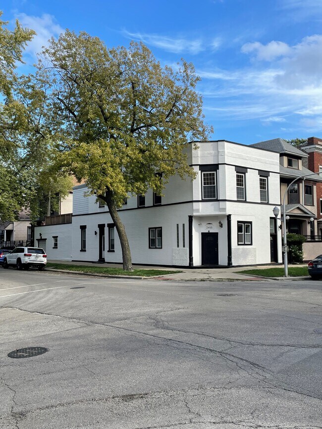 Foto del edificio - 2455 N Sawyer Ave