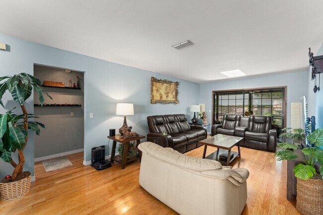 Building Photo - 1341 S Ridge Lake Cir