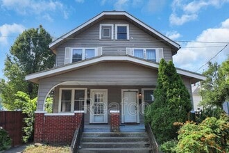 Building Photo - 463 Reinhard Ave
