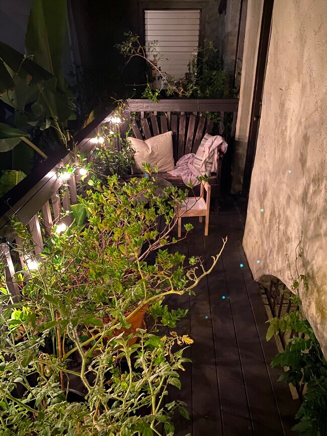 Building Photo - 1275 N Hayworth Ave