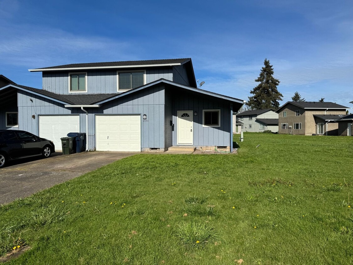 Updated 2 bedroom 1.5 bathroom duplex! - Updated 2 bedroom 1.5 bathroom duplex!