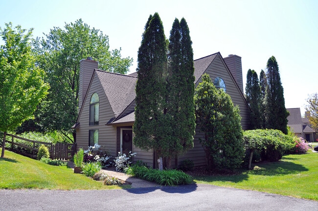 Front Yard - 1077 Highlands Dr