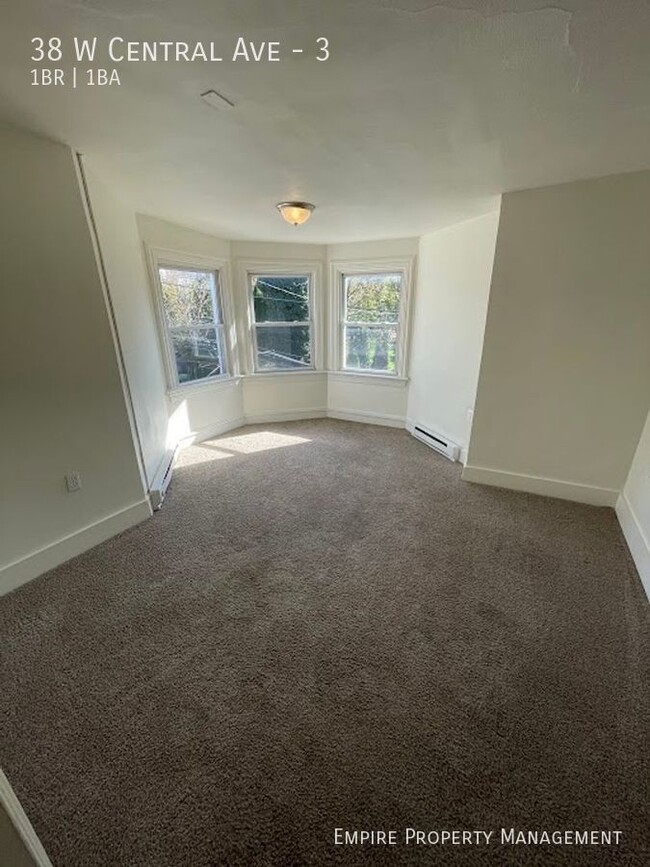 Building Photo - Available January 1st! 3rd floor- 1 Bedroo...