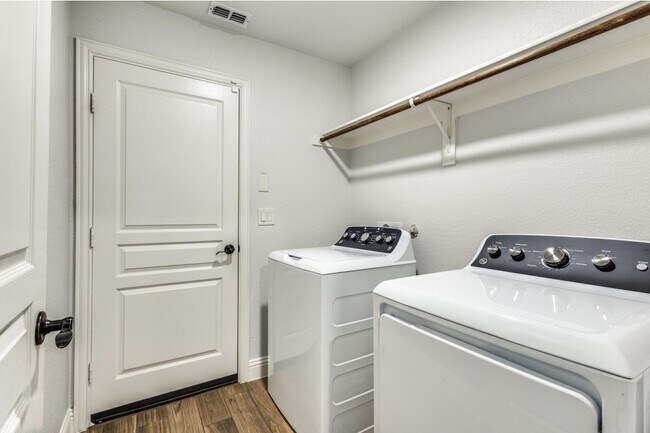 Foto del edificio - 3317 Creekhaven Dr