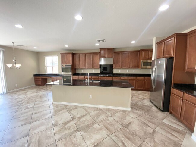 Foto del edificio - 5/BD 3.5/BA Spacious Home in Gated Communi...