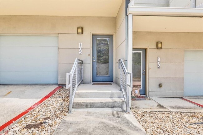 Building Photo - 604 N Bluff Dr