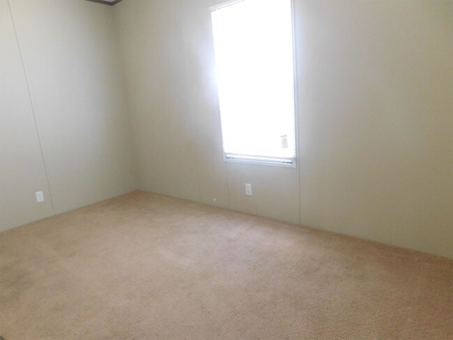 Building Photo - 4005 Hilltop Dr