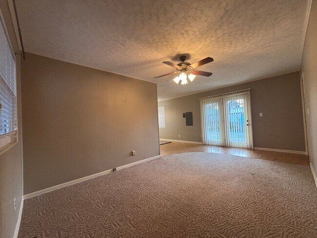 Building Photo - Beautiful 3 bedroom 2 full bath 2 car garage
