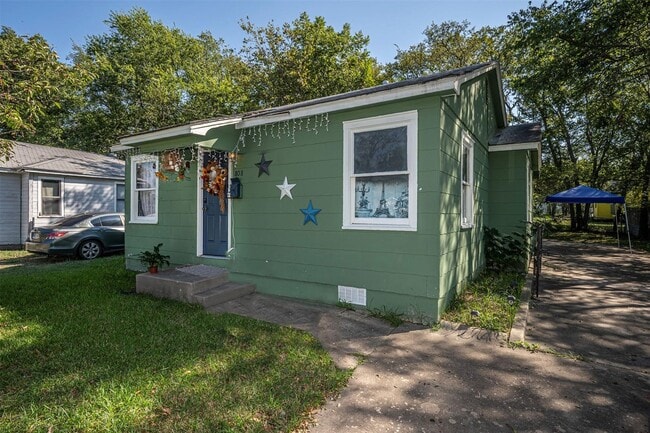 Building Photo - Three Bedroom Rental