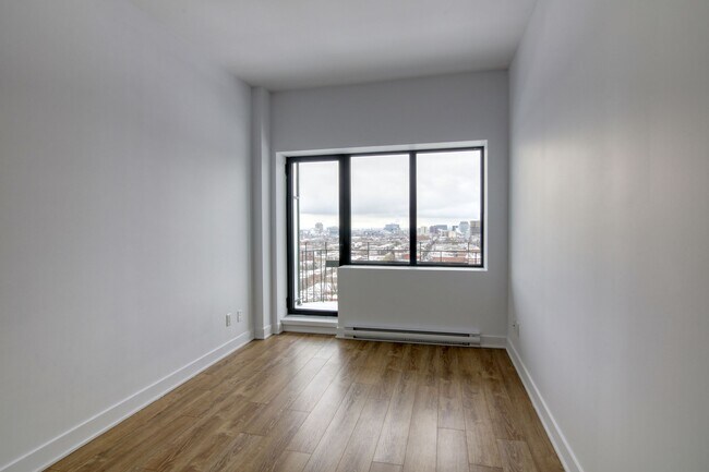 Building Photo - 30 Saint-Joseph Est