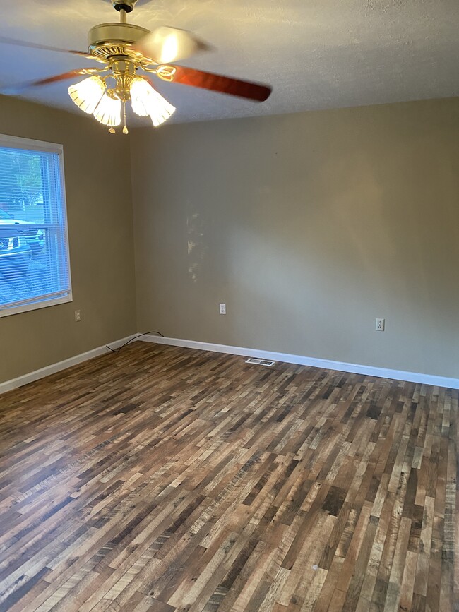 Living room - 1956 Pumphouse Rd