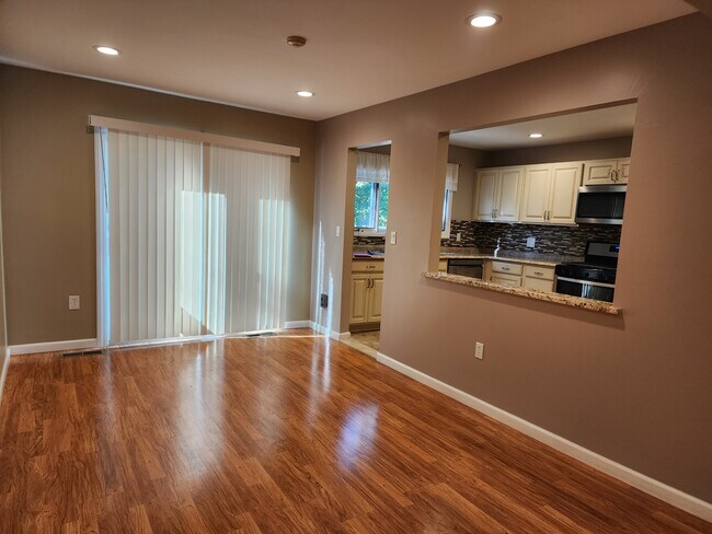 Building Photo - 110 Village Grn