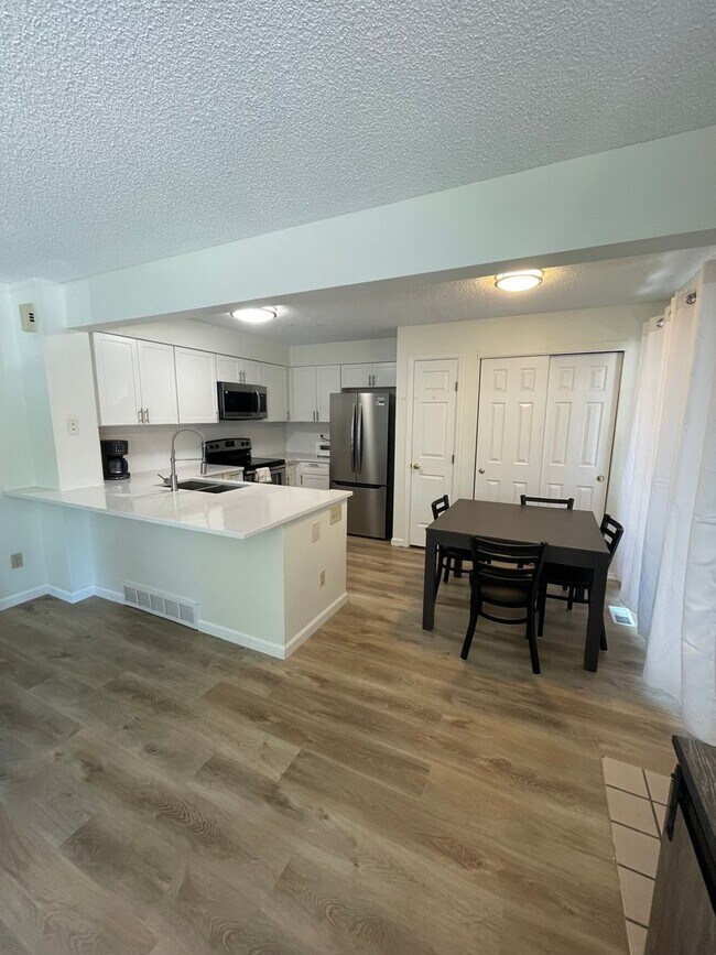 Foto del edificio - 4833 White Rock Cir