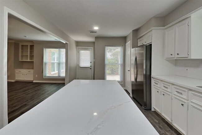 Building Photo - 1315 Forest Hollow Dr