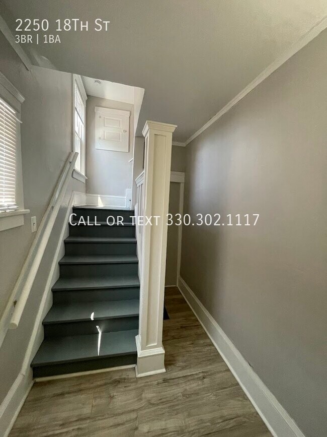 Foto del edificio - Two bedroom one bathroom upstairs apartmen...