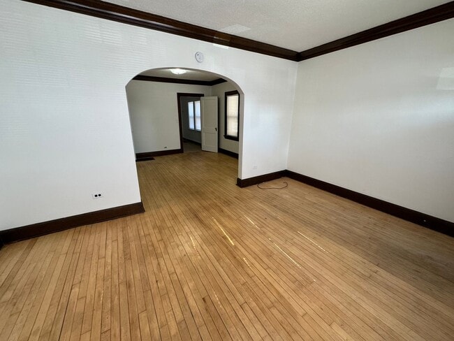Building Photo - 421-423 E 5th St
