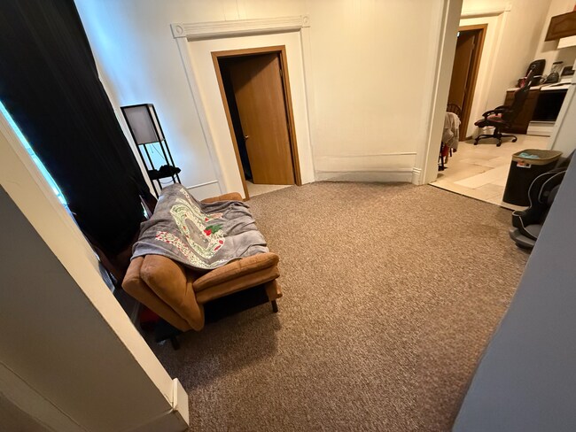 Foto del edificio - 3 Bed 1 Bath close to UWEC and downtown! Available June 1st