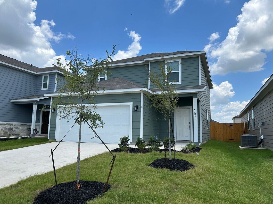 Foto principal - Walking Distance to Long Creek High School...