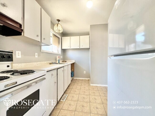 Photo du bâtiment - Bright 2-Bedroom Multiplex Unit with Parking in London!