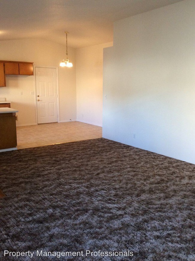 Building Photo - 3 br, 2 bath House - 1099 SW G Street
