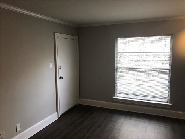 Foto del edificio - 3215 Douglas Ave