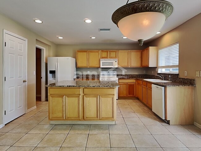Building Photo - 6924 Lake Eaglebrooke Dr