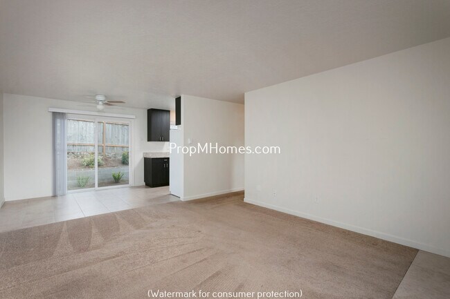 Foto del edificio - Wonderfully Updated NE Portland Glenfair One Bedroom Apartment w/ Private Patio!
