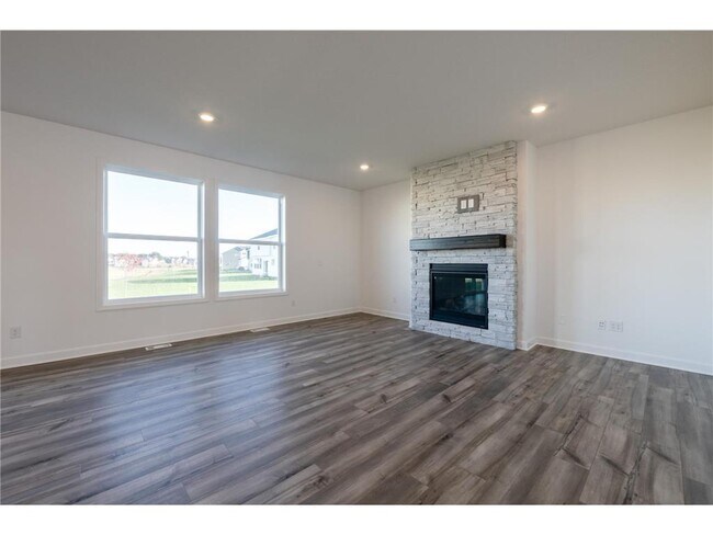 Building Photo - 1931 Balsam Dr