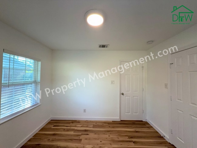 Foto del edificio - Fully Renovated 2-Bedroom Home Near UTA & AT&T Stadium – Modern Upgrades + Spacious Yard!