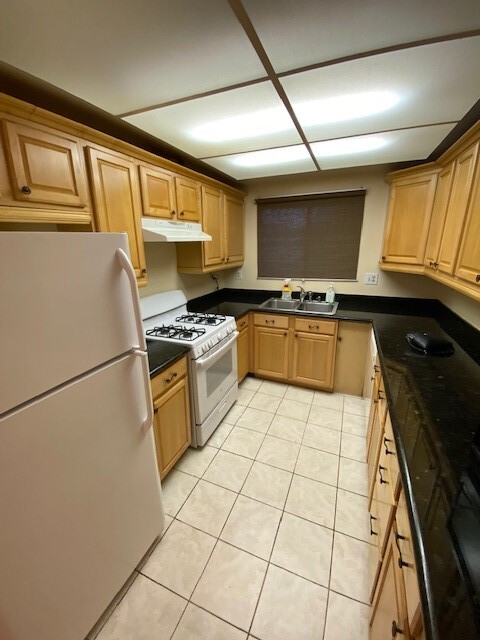 Building Photo - 557 E Tujunga Ave