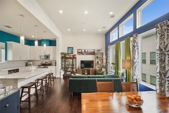 Building Photo - 2210 Lou Ellen Ln