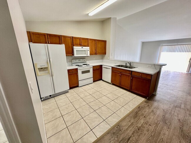 Building Photo - 2 Bedroom + Den, 2 Bath Duplex!