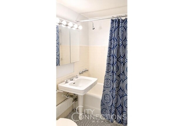 Foto del edificio - 320 E 42nd St