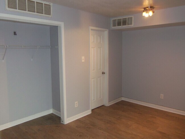 Building Photo - Cute condo off Riverside. Close to downtown
