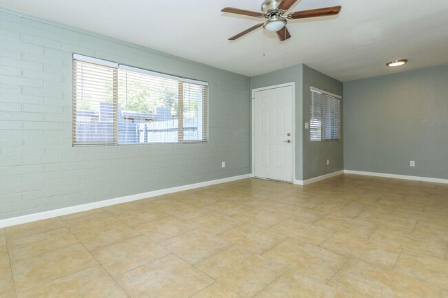 Building Photo - Desert Crown Apartment Homes