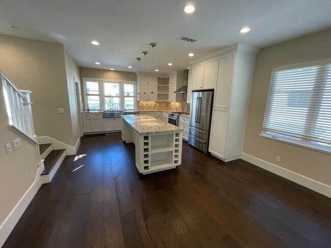 Foto del edificio - Fremont - Spacious 4-Bed, 3 1/2 Bath Tri L...