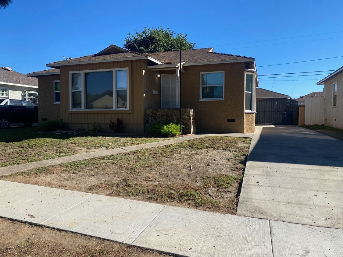 Three bedroom home in Lakewood now available! - Three bedroom home in Lakewood now available!