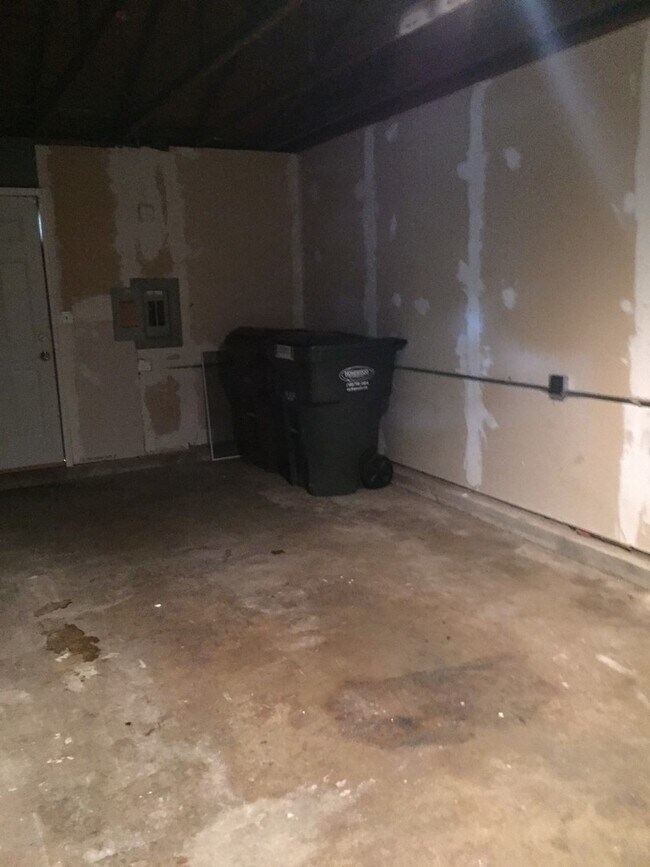 Building Photo - 17630 Country Club Ln