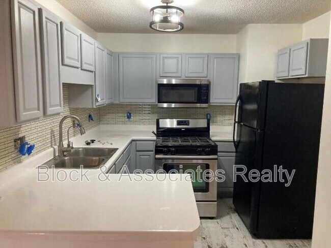 Foto del edificio - 4225 Lake Woodard Drive
