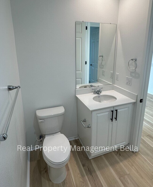Building Photo - Modern Luxury Awaits: Discover Your Dream ...