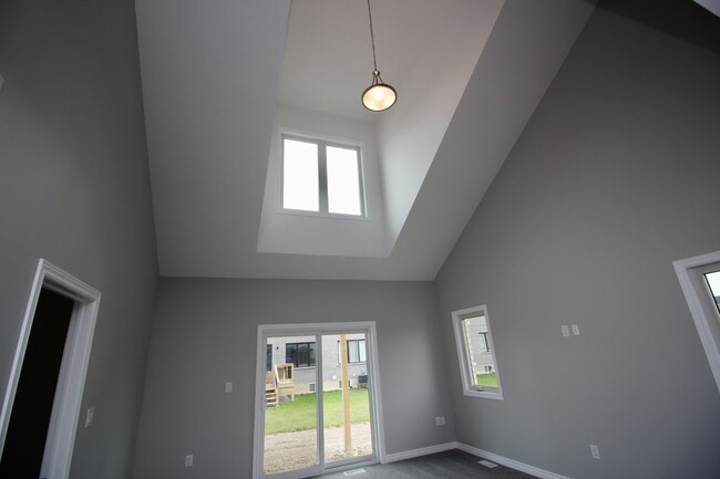 Building Photo - 10 Elvira Wy