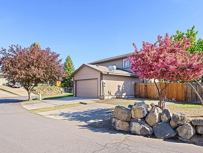 Foto del edificio - 4 bed 3 bath, Bonus room, Rv parking, Fenc...