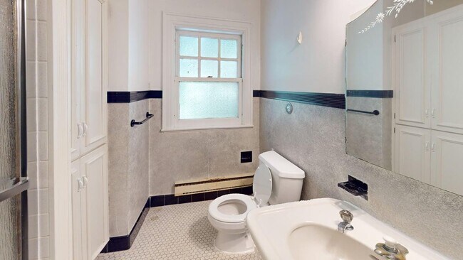 Baño #1 - 1052 Baldwin Ave