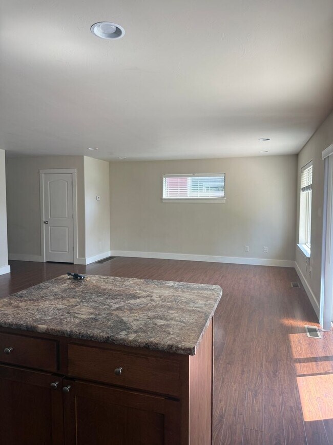 Building Photo - 1857 Buckrake Ave