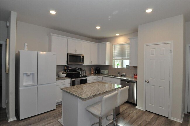 Foto del edificio - FURNISHED - Oversized home site