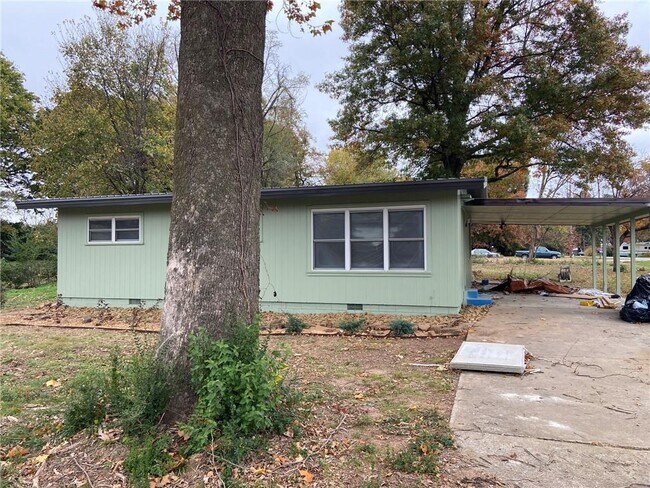 Foto del edificio - 3070 W Mt Comfort Rd