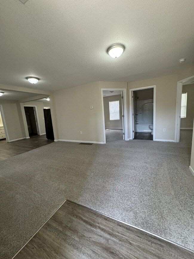 Building Photo - 3 Bedroom, 2 bathroom duplex with washer/d...